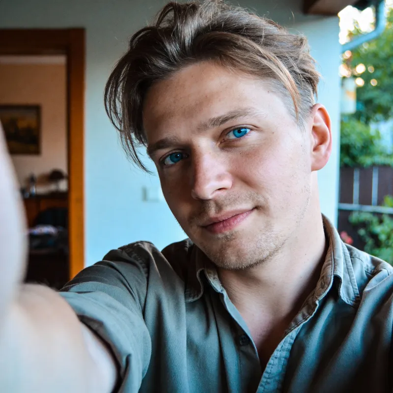 Нейрофотосессия: исходное селфи до AI генерации